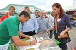 Jerzy Dudek rozdaje autografy, Castrol, Targi Inter Cars 2011.JPG