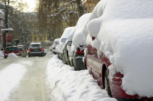 Sprawdź, czy Twoje auto jest przygotowane na nadchodzącą zimę BIZNES, Motoryzacja - Zima to czas sprawdzianu nie tylko dla kierowców, ale przede wszystkim dla samochodów. Ujemne temperatury, drogi pokryte śniegiem lub lodem czy pogorszona widoczność – takie warunki sprawiają, że prędzej czy później na wierzch wychodzą wszystkie mankamenty naszego auta.