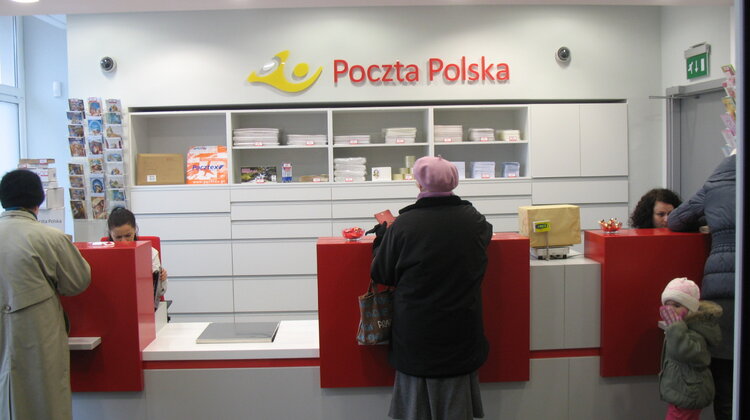 Nowa Poczta Polska w Szczecinie bez okienek nowe produkty/usługi, transport - Na przełomie listopada i grudnia w Szczecinie zaczęły działać nowe placówki Poczty Polskiej. Charakterystyczne, z nowym czerwono - złotym wystrojem i bez okienek placówki świadczą wszystkie usługi pocztowe, kurierskie i finansowo – ubezpieczeniowe.