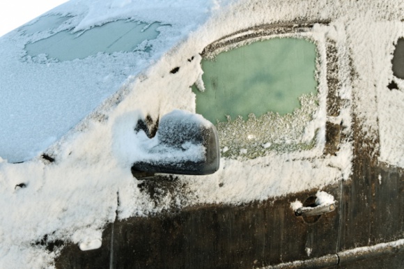 Samochód zimą. O czym być może nie wiesz? BIZNES, Motoryzacja - Co roku zima zaskakuje kierowców i służby drogowe. Jak każdy zapewne wie, minusowa temperatura, lód i śnieg znacznie zmieniają warunki użytkowania samochodu. Nadal jednak istnieje kilka kwestii wciąż budzących wśród kierowców pewne wątpliwości.