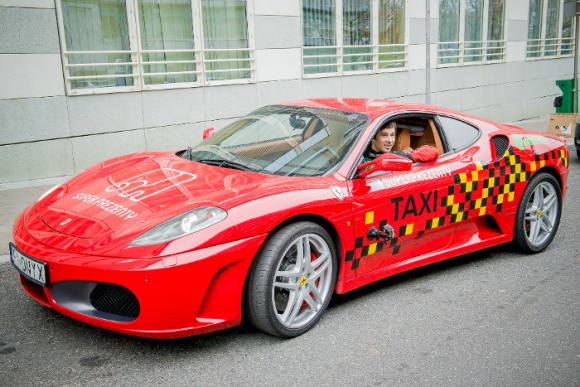 Ostatni kurs taksówki Ferrari LIFESTYLE, Motoryzacja - Jeżeli marzysz o przejechaniu się ekskluzywną i szybką taksówką Ferrari – masz na to ostatnią szansę. W połowie kwietnia wyruszy ona w ostatnie kursy, bezpłatnie wożąc po Warszawie wybranych szczęśliwców, którzy zgłoszą się do akcji!