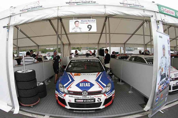 IV runda VW Castrol Cup: Emocjonujący weekend BIZNES, Motoryzacja - Na czeskim torze wyścigowym odbyła się IV runda VWCC. W niedzielnym wyścigu Maciej Steinhof, kierowca ATLAS Racing Team, po wypchnięciu z toru i trudnej walce finiszował na 7. pozycji. W sobotnich zmaganiach krakowian poradził sobie lepiej, stając na 3. miejscu na podium.