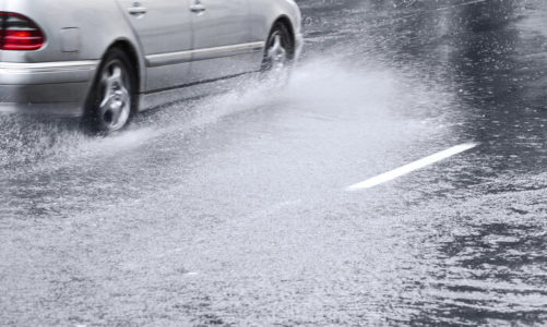 Jesienią wzrasta ryzyko zatopienia pojazdu lub zalania silnika. Sprawdź jak się przed tym uchronić.