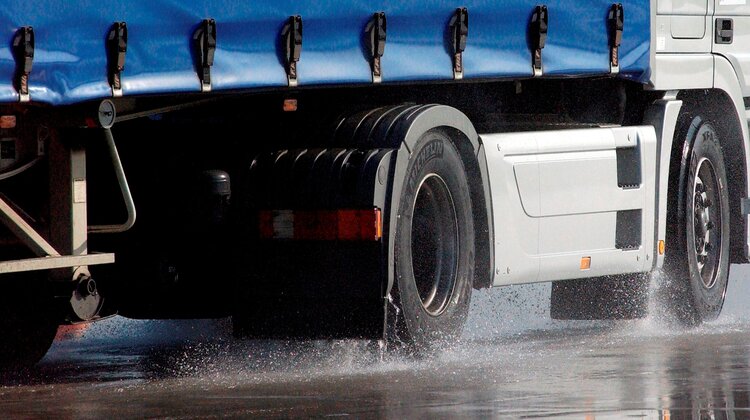 Opony do ciężarówek – nie wszędzie wjedziesz na całorocznych transport, transport - Przepisy w wielu krajach Europy wymagają od kierowców montowania opon zimowych lub całorocznych. Podobnie jest w przypadku samochodów ciężarowych, chociaż w tym przypadku prawo jest jeszcze bardziej restrykcyjne. Jeśli zajmujesz się transportem, to lepiej sprawdź, gdzie opony zimowe są wymagane.