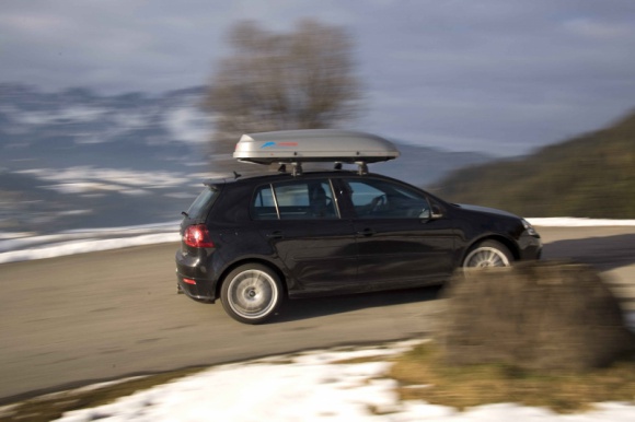 Autem na narty. Jak bezpiecznie przewieźć sprzęt? LIFESTYLE, Motoryzacja - W czasie sezonu narciarskiego wielu miłośników tej formy rekreacji decyduje się na podróż samochodem. Przewóz sprzętu – w tym szczególnie nart czy deski snowboardowej – wewnątrz auta nie należy do najbezpieczniejszych rozwiązań.