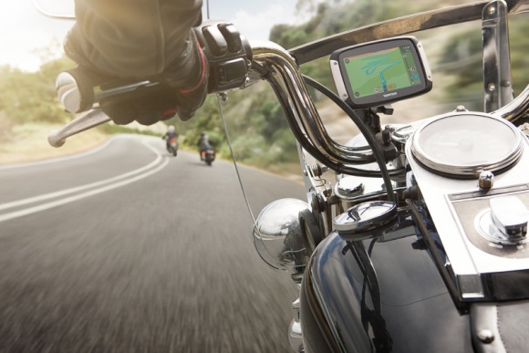 Poczuj smak przygody z nowym TomTom Rider LIFESTYLE, Motoryzacja - TomTom ogłosił wprowadzenie nowej generacji TomTom RIDER – nawigacji zaprojektowanej dla motocyklistów. Po raz pierwszy kierowcy jednośladów mogą wybrać własną trasę pełną zakrętów i stworzyć najbardziej ekscytujący plan podróży.
