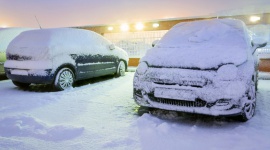 Samochód zimą. Chroń układ wydechowy przed śniegiem LIFESTYLE, Motoryzacja - Podczas śnieżnych dni na użytkowników samochodów czyhają dodatkowe niebezpieczeństwa. Jak wskazują eksperci, jednym z zagrożeń jest zatrucie tlenkiem węgla.