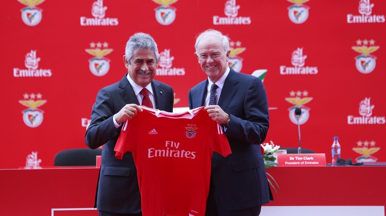 Linie Emirates zwiększają zaangażowanie w Portugalii i podpisują umowę sponsorską z Benficą sport, transport - Lizbona, Dubaj, 21 maja 2015 r. – Emirates, linie łączące ludzi i pasje, ogłosiły podpisanie trzyletniej umowy sponsorskiej z najbardziej utytułowanym klubem piłkarskim Portugalii, Benficą (Sport Lisboa e Benfica).