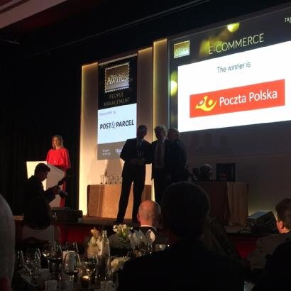 Poczta Polska z międzynarodową nagrodą World Mail Awards 2015 za eCommerce transport, ekonomia/biznes/finanse - Kompleksowe podejście do eCommerce poprzez zaproponowanie klientom całego łańcucha wartości - od nadania paczki, poprzez doręczenie, obsługę zwrotów i korzyści takie jak ubezpieczenie, możliwość pozyskania finansowania dla e-sprzedawcy czy usługi mobilne – to główne czynniki, które zdecydowały o zwycięstwie Poczty Polskiej w międzynarodowym konkursie World Mail Awards. Spółka otrzymała nagrodę za działania w obszarze e-commerce, który jest kluczowym obszarem w strategii do 2020 roku.