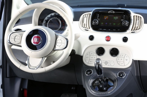 Nowy Fiat 500 z usługami TomTom Live i nawigacją connected BIZNES, Motoryzacja - Amsterdam, 3 lipca 2015 - TomTom (TOM2) poinformował o dostępności swojego kompletnego rozwiązania nawigacyjnego TomTom w nowym kultowym Fiacie 500 z systemem infotainment Uconnect™ mającym 5-calowy ekran dotykowy.