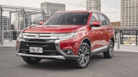 Mitsubishi Motors na wystawie Frankfurt Motor Show 2015! LIFESTYLE, Motoryzacja - Unowocześniony Outlander PHEV z koncepcją stylizacyjną Dynamic Shield debiutuje w Europie