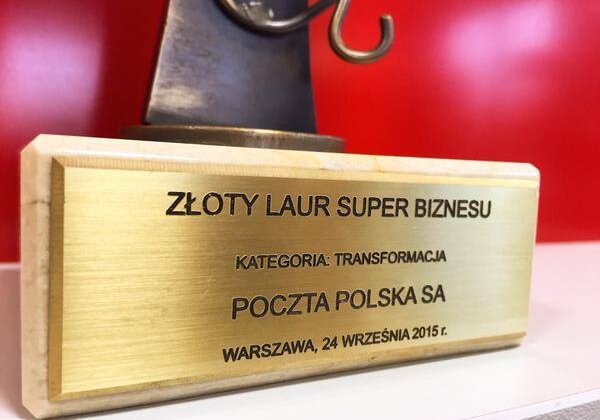 Poczta Polska z nagrodą Złoty Laur "Super Biznesu" wydarzenia, transport - Złoty Laur "Super Biznesu" przyznawany jest w dwunastu kategoriach. Otrzymują go ludzie, fundacje, organizacje i firmy, które przynoszą korzyści polskiej gospodarce. Poczta Polska została zwycięzcą w kategorii Transformacja.