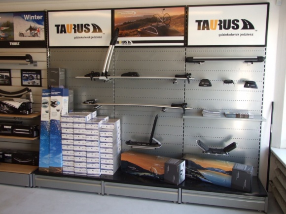 Taurus otwiera salon w Sopocie BIZNES, Motoryzacja - Na początku września polska firma Taurus oficjalnie otwarła nowy sklep, który zlokalizowany jest w Sopocie. W salonie znaleźć można przede wszystkim sprzęt ułatwiający samochodowy transport, w tym m.in. boxy dachowe, bagażniki oraz łańcuchy śniegowe.