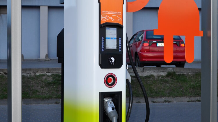 Ładowanie aut elektrycznych nadal darmowe, ale z kartą zbliżeniową transport, ekonomia/biznes/finanse - Od 26 października korzystanie z punktów ładowania samochodów elektrycznych Energi będzie możliwe wyłącznie z użyciem bezpłatnej karty dostępu. Pozwoli to m.in. zbadać  częstotliwość wykorzystania terminali, co ułatwi planowanie rozbudowy sieci ładowania w Trójmieście.