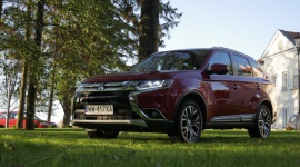 Polska premiera Mitsubishi Outlander 2016 LIFESTYLE, Motoryzacja - 1 października 2015 roku w hotelu Sobienie Królewskie w Sobieniach Szlacheckich odbyła się premiera innowacyjnego modelu Mitsubishi Outlander 2016, który właśnie wjechał do polskich salonów Mitsubishi Motors.