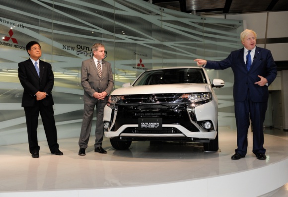 BORIS JOHNSON, BURMISTRZ LONDYNU, PREZENTUJE NOWE MITSUBISHI OUTLANDER PHEV LIFESTYLE, Motoryzacja - Brytyjski oddział Mitsubishi Motors poinformował, iż burmistrz Londynu Boris Johnson zaprezentował gamę nowego Mitsubishi Outlandera w siedzibie głównej firmy w Tokio.