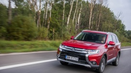 MITSUBISHI OUTLANDER 2016 NOMINOWANY DO FINAŁU KONKURSU O TYTUŁ BEST BUY! LIFESTYLE, Motoryzacja - Nowe Mitsubishi Outlander model 2016 z jego śmiałą, nową stylizacją i niemal setką ulepszeń konstrukcyjnych, zostało finalistą w segmencie średniej wielkości SUV w konkursie 2016 Kelley Blue Book kbb.com o tytuł Best Buy.