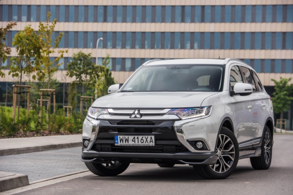 Zmienione na 100 sposobów Mitsubishi Outlander 2016 już w Polsce! BIZNES, Motoryzacja - W polskich salonach debiutuje właśnie najnowsza generacja jednego z najwyżej cenionych SUV-ów świata, Mitsubishi Outlandera.