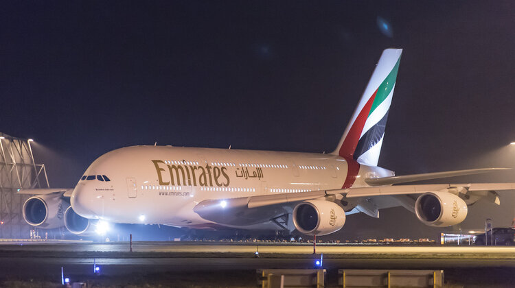 Linie Emirates zaprezentowały pierwszy na świecie dwuklasowy A380 podczas Dubai Airshow technologie, transport - Dubaj, ZEA, 10 listopada 2015 r. – Podczas targów Dubai Airshow, które potrwają do 12 listopada, linie Emirates zaprezentowały swój pierwszy samolot Airbus A380 w konfiguracji dwuklasowej. Maszyna jest 68. Airbusem A380 we flocie przewoźnika. Została dostarczona na teren imprezy prosto z zakładów Airbusa Hamburg-Finkenwerder, dzięki czemu goście Dubai Airshow mogą jako pierwsi zwiedzić jej pokład. Tutaj zobaczyć można start samolotu przebazowanego do Dubaju. 