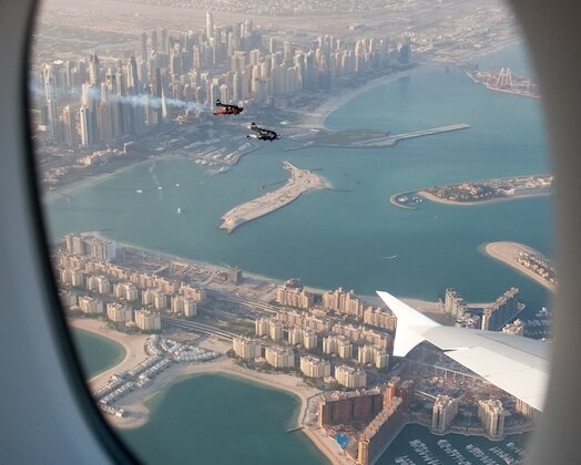 Wyjątkowy lot samolotu A380 linii Emirates oraz duetu Jetman Dubai zainteresowania/hobby, media/marketing/reklama - 