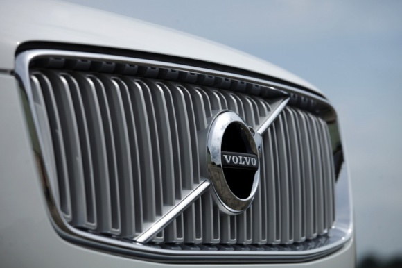 XC90 hitem sprzedaży w USA, sprzedaż globalna Volvo w górę o 12.6% BIZNES, Motoryzacja - Wzrost globalnej sprzedaży samochodów Volvo trwa. W październiku dostarczono do klientów 45,801 szwedzkich aut, czyli o 12.6% więcej niż rok wcześniej. Jest to zasługa świetnej sprzedaży flagowego modelu XC90 za Oceanem.