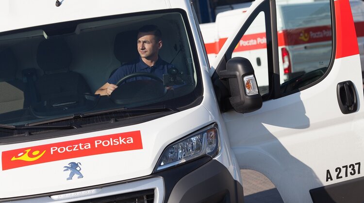 Poczta Polska z rekordem: Pół miliona paczek jednego dnia wydarzenia, transport - Kumulacja paczkowa w Poczcie sięgnęła rekordowego poziomu w poniedziałek, 14 grudnia. Tego dnia klienci nadali pół miliona paczek Pocztą Polską. To rekordowy wynik w historii Poczty. Średnio dziennie Poczta przewozi i dostarcza teraz kilkaset tysięcy paczek i przesyłek. Trwa pik paczkowy w Polsce.