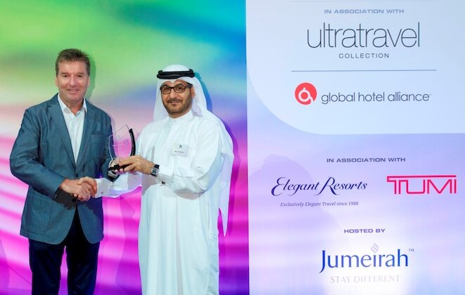 Emirates wyróżnione nagrodami branżowymi przez pasażerów z Bliskiego Wschodu wydarzenia, transport - Dubaj, ZEA, 1 grudnia 2015 r. – Listopad okazał się miesiącem wyróżnień dla Emirates. Linie zdobyły tytuł „Przewoźnika Roku” w tegorocznej edycji Arabian Business Achievement Awards, „Ulubionego Przewoźnika z Bliskiego Wschodu w Klasach Premium” w plebiscycie czytelników Condé Nast Traveler Middle East oraz zwyciężyły w kategoriach „Najlepsza Klasa Biznes” i „Najlepsza Poczekalnia” na inauguracyjnej gali Middle East Ultimate Luxury Travel Related Awards (ULTRAs).