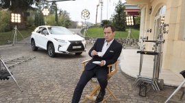 Jude Law i Life RX - to początek podróży LIFESTYLE, Motoryzacja - Jak powstał projekt Life RX? Dlaczego Jude Law zdecydował się na bycie ambasadorem marki Lexus? Obejrzał szkice klipu reklamowego i… co go przekonało? Co o zdjęciach mówi Greg Williams, słynny fotograf gwiazd? Dlaczego południe Francji i kamerdyner?