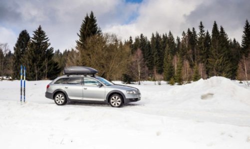 Samochodem na narty. Jak zapewnić bezpieczny transport?