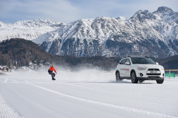 Najszybszy snowboardzista w Wielkiej Brytanii i Mitsubishi ASX biją rekord świat LIFESTYLE, Motoryzacja - Jamie Barrow, najszybszy snowboardzista w Wielkiej Brytanii wraz z Mitsubishi ASX pobił rekord Guinnessa* w najszybszym przejeździe na desce snowboardowej ciągniętej przez samochód na zamarzniętym jeziorze w St. Moritz w Szwajcarii. Nowy rekord świata wynosi teraz 99,871 km/h.