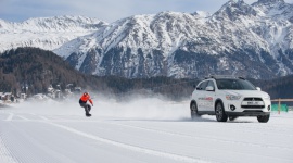 Najszybszy snowboardzista w Wielkiej Brytanii i Mitsubishi ASX biją rekord świat