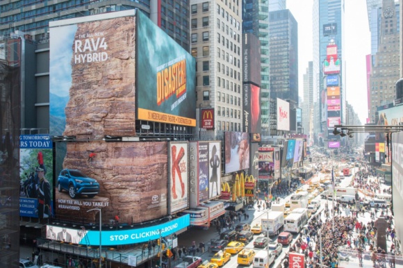 RAV4 na Times Square LIFESTYLE, Motoryzacja - Wszechobecne reklamy często nas nudzą, a czasem nawet denerwują – jednak z pewnością nie można tego powiedzieć o niezwykłej reklamie hybrydowej Toyoty RAV4, która dosłownie zatrzymywała w miejscu przechodniów na słynnym nowojorskim Times Square.