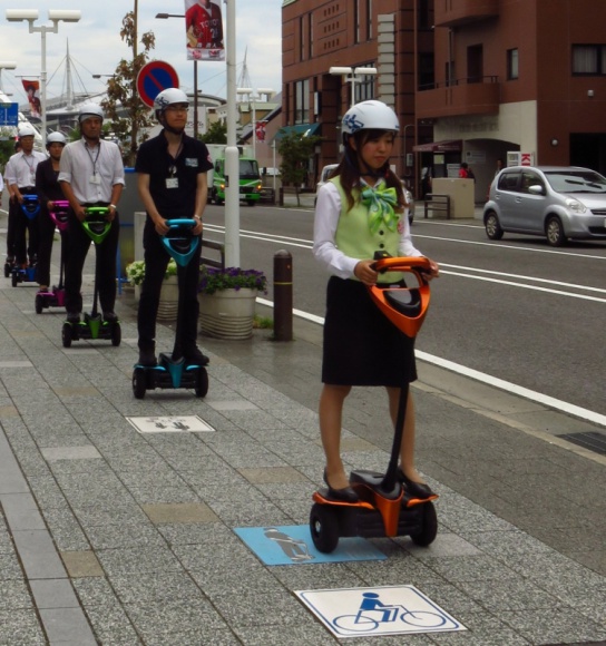 Toyota Winglet – zrobotyzowana hulajnoga testowana w Tokio LIFESTYLE, Motoryzacja - Toyota przeprowadzi w Tokio testy zrobotyzowanej elektrycznej hulajnogi o nazwie Winglet, którą steruje się poprzez przechylenie tułowia kierowcy w odpowiednią stronę. Pojazd waży 20 kg i rozpędza się do 6 km/h.