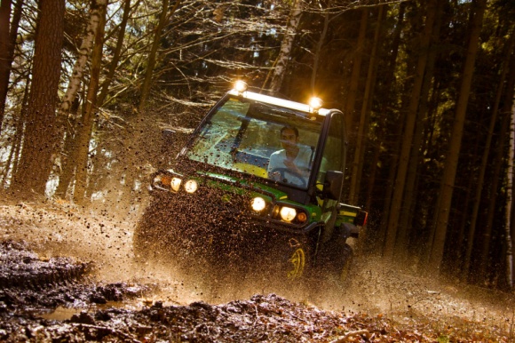 Gator - propozycja dla myśliwych. I nie tylko LIFESTYLE, Motoryzacja - Gator od Johna Deere’a został zaprojektowany z myślą o zróżnicowanym zapotrzebowaniu jego użytkowników. Producent wyposażył jeden ze swoich modeli XUV 855D w szeroki pakiet rozwiązań zgodnych z oczekiwaniami myśliwych. Na jakie udogodnienia mogą liczyć jego przyszli nabywcy?