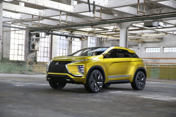 MITSUBISHI eX Concept - kompaktowy crossover z napędem elektrycznym LIFESTYLE, Motoryzacja - Po niezwykle udanym debiucie na ubiegłorocznym salonie w Tokio, w 2016 roku eX Concept będzie gwiazdą Mitsubishi podczas Międzynarodowego Salonu Samochodowego w Genewie...