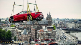 Lexus LC nad dachami Amsterdamu LIFESTYLE, Motoryzacja - W ramach sześciomiesięcznego tournée po ponad 25 krajach całej Europy Lexus LC 500 zawitał do Amsterdamu. Prezentację flagowego coupé w stolicy Holandii zorganizowano literalnie na najwyższym poziomie.