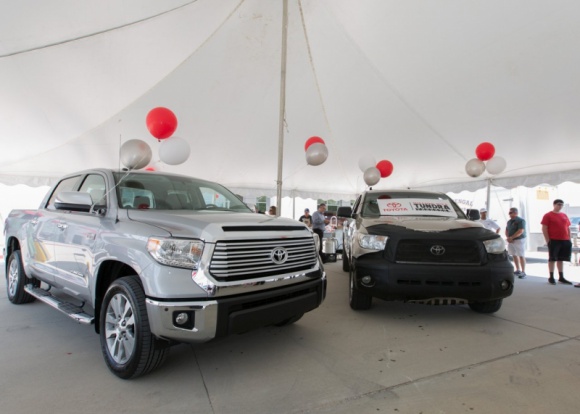 Ile jest warta Toyota Tundra z milionem mil na liczniku? LIFESTYLE, Motoryzacja - Victor Sheppard w ciągu 9 lat przejechał Toyotą Tundrą milion mil (1,6 mln km). Był tak zadowolony ze swojego samochodu, że jeszcze długo nie zamierzał go sprzedawać. Inżynierowie Toyoty mieli jednak dla niego propozycję nie do odrzucenia.