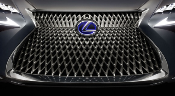 Lexus - znaki rozpoznawcze LIFESTYLE, Motoryzacja - Co sprawia, że jesteśmy w stanie rozpoznać markę samochodu? To oczywiście linia nadwozia, kształty maski, czy reflektory. Jednak tym co w swoim założeniu ma pomóc identyfikować markę, to oczywiście jej logo.