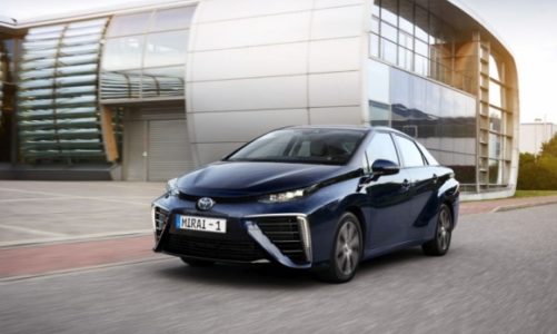 Tesla S kontra Toyota Mirai: akumulatory czy wodór?