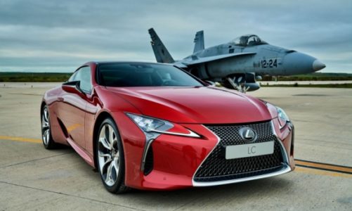 Lexus LC kontra F-18