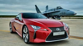 Lexus LC kontra F-18 LIFESTYLE, Motoryzacja - Przed rozpoczęciem targów motoryzacyjnych w Madrycie, Lexus LC 500 zmierzył się w bazie lotniczej Torrejon z myśliwskim samolotem F-18, czego efektem są spektakularne zdjęcia i nowy klip reklamowy luksusowego coupé.