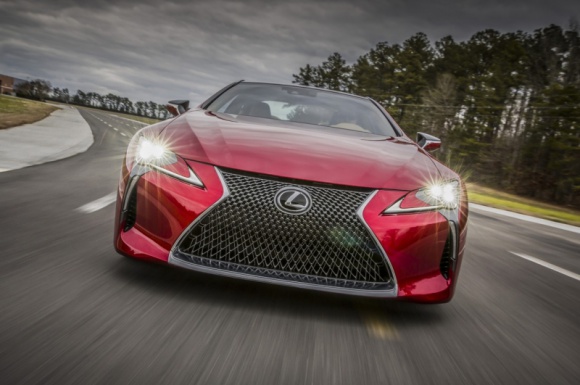 Lexus LC rusza w tournée po Europie LIFESTYLE, Motoryzacja - W ciągu najbliższych sześciu miesięcy Lexus będzie prezentować swoje nowe sportowe coupé LC 500 w kolejnych krajach Europy.