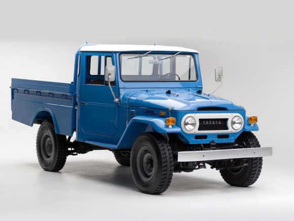 Land Cruiser FJ45 pick-up – piękno wołu roboczego LIFESTYLE, Motoryzacja - W Miami można kupić pięknie odrestaurowaną Toyotę Land Cruiser FJ45 pick-up z 1974 roku. Nowy właściciel wsiądzie za kierownicę żywej legendy w kolorze Sky Blue lżejszy o 87 tys. dolarów.