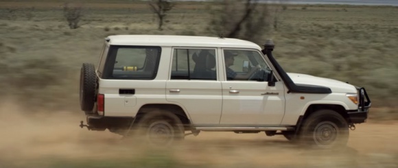 Land Cruiser rozwija sieć BIZNES, Motoryzacja - Samochody służą nam do przemieszczania się i przewożenia rzeczy na mniejsze i większe odległości. Nikt chyba nie pomyślałby, że można ich użyć do przekazywania informacji w postaci cyfrowej – tymczasem okazuje się, że mogą to robić, i to bardzo sprawnie.