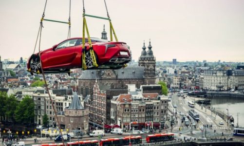 Lexus LC nad dachami Amsterdamu