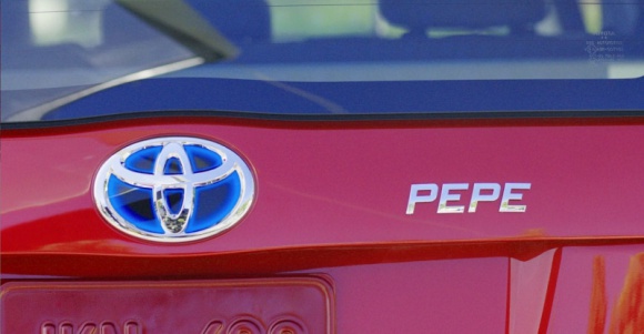 Jak nazywasz swój samochód? LIFESTYLE, Motoryzacja - Amerykańscy właściciele samochodów Toyoty ozdabiają swoje auta plakietkami z wymyślonymi przez siebie pseudonimami, którymi prywatnie nazywają auta. Toyota USA uruchomiła akcję More Than A Car.