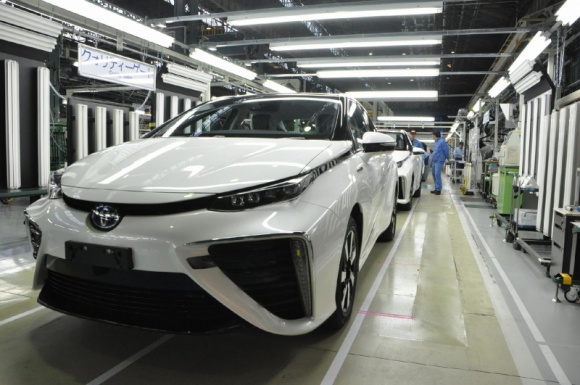 Mniejsza Toyota Mirai przed Olimpiadą w Tokio w 2020? BIZNES, Motoryzacja - Jak podaje japoński portal Asahi Shimbun, Toyota planuje wprowadzić na rynek mniejszą wersję wodorowej Toyoty Mirai.