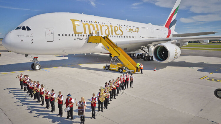 80. Airbus A380 Emirates wylądował w Wiedniu nowe produkty/usługi, transport - Austriacy gorąco powitali flagowy samolot Emirates