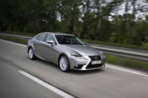 Lexus IS kontra Lexus IS LIFESTYLE, Motoryzacja - Nowa reklama Lexusa IS przygotowana przez oddział w Hong Kongu rozpoczyna się zaskakująco – drgający, nieco rozmazany obraz jak z kasety VHS, na którym pojawia się IS pierwszej generacji. Za chwilę jednak obraz staje się ostry i wyprzedza go nowiutki IS 200t F Sport.