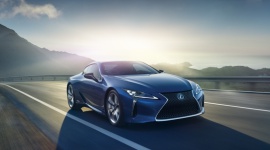 Szpiegowskie zdjęcia Lexusa LC – co kryje kamuflaż? LIFESTYLE, Motoryzacja - Portal Lexus Enthusiast opublikował nowe szpiegowskie zdjęcia sportowego coupé Lexus LC 500 z fragmentami karoserii zakrytymi kamuflażem. To o tyle intrygujące, że model ten miał oficjalną premierę w styczniu tego roku. Jaką niespodziankę szykuje producent?